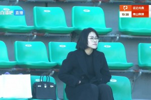 真爱！惨败延边，佛山唯一远征球迷姐姐一直在寒风中陪球队到最后