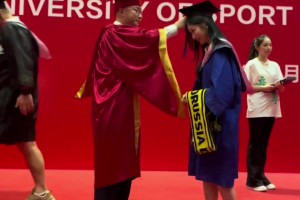 很给面子了！拜仁球迷的书记给多特球迷女孩拨穗