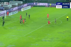 泰山先拔头筹！黄政宇禁区外远射破门随后一路滑跪怒吼