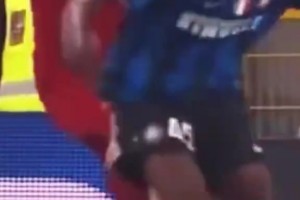 当年这一下真狠！托蒂曾在运动战中故意从身后爆踢巴洛特利