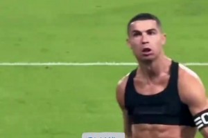 球迷实拍C罗世界波，球速极快，进球后十分激动！