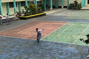 多么痛！印尼小老弟效仿C罗Siu却不慎滑倒，一时间哄然大笑！