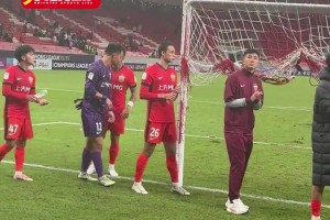 投入！苏超南京队和泰州队点球大战，10岁小姑娘跪拜祈求