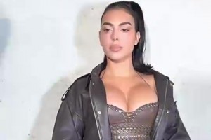 C罗老婆乔治娜穿皮裤现身时尚展会，这身穿搭看着好夸张啊