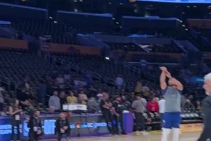 对阵湖人，库里赛前三分训练，轻松得像喝水一样！