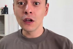 解说依力周鹏打对手头：超出篮球的恶劣动作 违反体育道德精神~