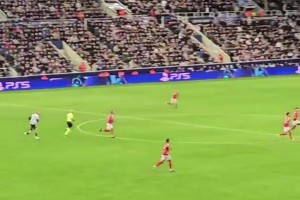 太离谱了！纽卡门将波普手抛球扔了约60米