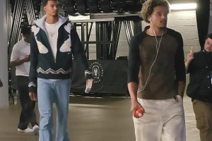 状元大对决！文班亚马赛前抵达球馆！感觉又长高了！