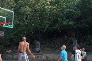 和今天的一记反身暴扣神似！原来文班亚马在少林寺也干过这招咯