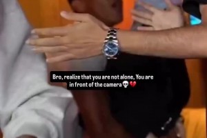 小孩哥火气大！亚马尔直播中抱起女友晃动，被女友打脸