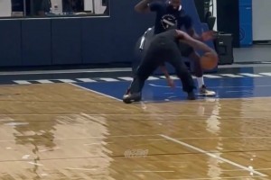 欧文亲自指导新秀弗拉格投篮，这画面太有爱了吧！