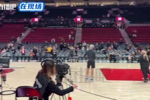 金州拉文！库里赛前热身秀了一记扣篮，引得现场球迷欢呼