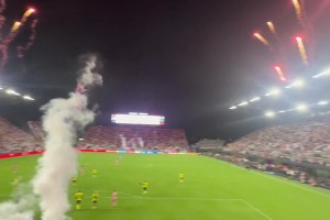 放烟花庆祝！现场球迷视角拍摄梅西头球冲顶破门！