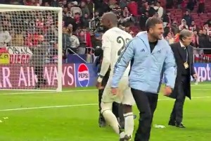 此前吕迪格向马竞球迷做斗牛士动作，马竞球迷回击矿泉水瓶