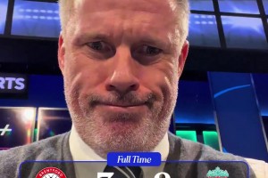 好惨！看台球迷扔水瓶精准集中努涅斯的脸，米林还好接住了