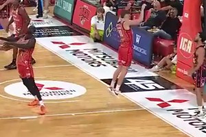 卧槽！麦基在澳洲NBL直接化身奥尼尔啊，在内线无情碾压隔扣