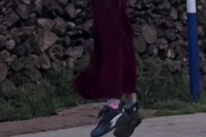 这垂直弹跳！小师傅表演“佛跳墙”