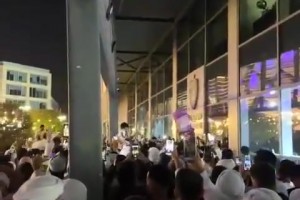 比赛结束后，吉达联合球迷场外高呼“梅西、梅西”