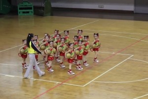 这么小的萌娃能跳出这么整齐的篮球舞，真的有点厉害啊！