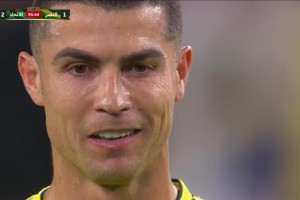 胜利补时最后一分钟获得任意球，C罗主罚前念念有词但遗憾没打进