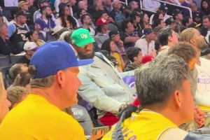 詹姆斯场下偷看二儿子比赛，突然意识到湖人比赛还在打呢