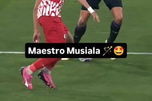 这平衡性！慢镜头欣赏穆西亚拉连过三人打入进球！