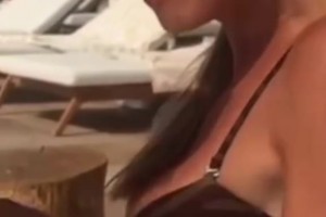 囧！2岁萌女儿狂拉卡里乌斯娇妻的比基尼泳裤