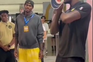 艾顿卖萌五连拍 一旁的范德比尔特都没眼看了