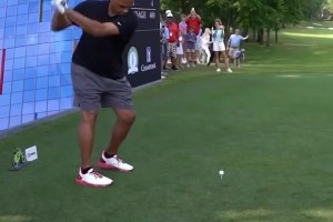 大哥还是那个大哥，乔帮主和罗德曼75大同框合影留念...