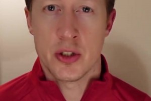 蓉城比赛现场情侣害羞亲亲，旁边的父母把双方推向彼此~