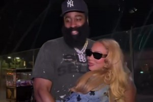 德隆-威廉姆斯与妻子合影，嫂子这身材真的不错呀！