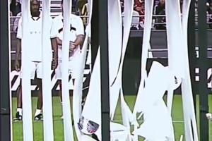 吃醋了！当博格巴妻子看到博格巴和甲亢哥做夫妻专属亲密手势！