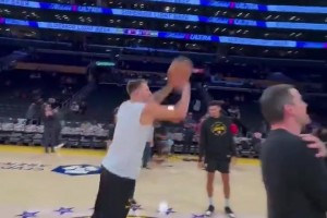 哪有军训教官的东契奇赛前飙中圈三分，助教们俯卧撑愿赌服输