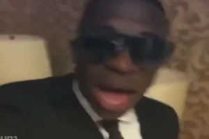 这位球员是最能过人的！当比格犬乱入足球比赛！