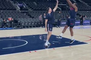 杀手锏莱昂纳德赛前热身练习中距离单打~