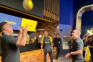 这孩子欺负我俩！当大罗和瓦刀一起玩花式足球！