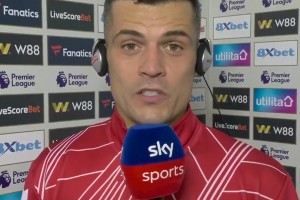 赫伊森在新闻发布会上力挺维尼修斯，直截了当，毫不拐弯抹角！