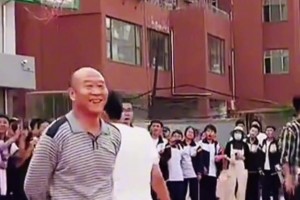 中学师生篮球赛上，56岁数学老师盲投进球实现绝杀，全场沸腾！