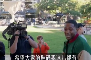 名场面：皮尔斯带着自己狗在保罗的草坪上便便，然后赶紧逃跑！