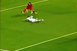 地主之谊是吧！卡拉格在曼城和异父异母的多特球迷一起喝酒聊天！