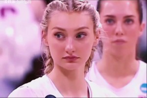 又玩新花样？东契奇多次尝试将球踢进篮筐，可惜差的有点多！