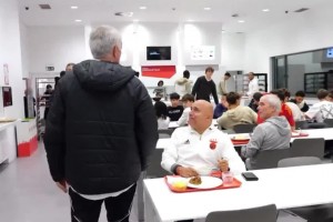 没架子！穆里尼奥与本菲卡青训小球员一起吃饭