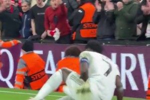 维尼修斯在和布拉德利对抗中倒地，惨遭利物浦球迷怒骂