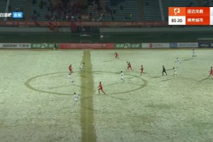 延吉冰天雪地，白色场地白色用球，这对前锋和守门员都是考验