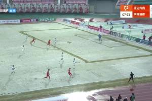 功不可没！辽宁铁人冠军教头李金羽举起中甲冠军金杯