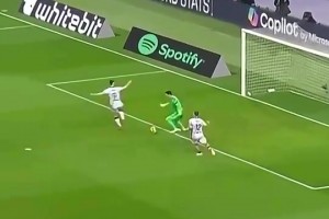 大模型门将也能秀花活！什琴斯尼这球，真的太秀了！