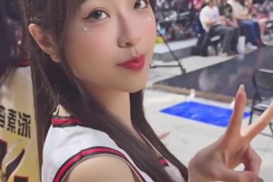 台妹啦啦队和球迷互动，这长相确实很可爱啊！