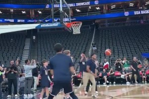 射手和射手有不同！库里和布克这投篮手型，你更喜欢哪个