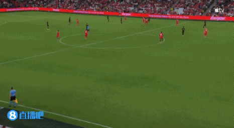 这啥防守孙兴慜带球奔袭，对方后卫一直退到小禁区前被打进