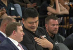 看球更轻松！今天NBA中国赛姚明继续场边观战，笑的还是很有魔性